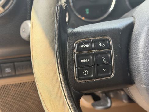 Used 2011 Jeep Wrangler Unlimited Rubicon w/ Connectivity Group AWD/4WD image 12