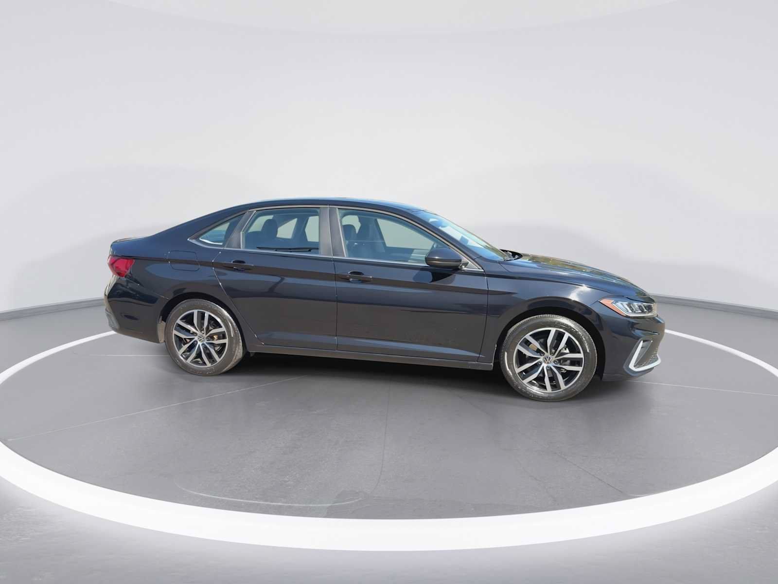 Used 2025 Volkswagen Jetta SE FWD image 9