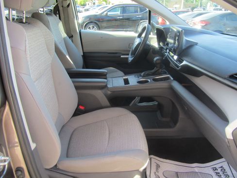 Used 2022 Toyota Sienna LE FWD image 10