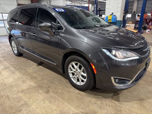 Used 2020 Chrysler Pacifica Touring-L image 5