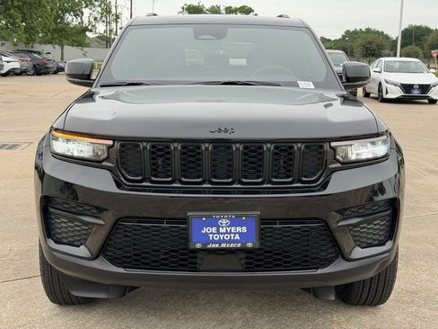 Used 2025 Jeep Grand Cherokee Altitude AWD/4WD image 3