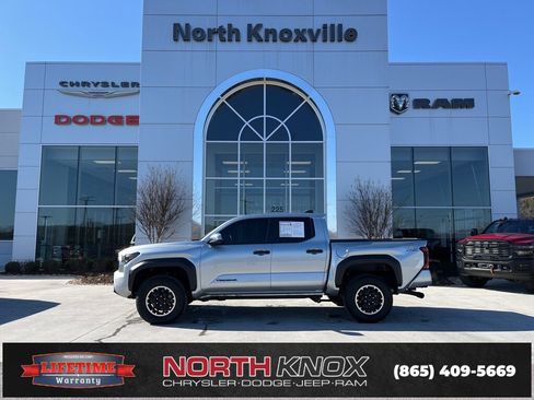 Used 2025 Toyota Tacoma SR5 image 2