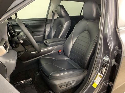 Used 2023 Toyota Highlander XLE AWD/4WD image 31