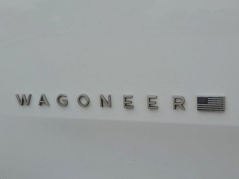 Used 2023 Jeep Wagoneer Series III w/ Preferred Equipment Group AWD/4WD image 9