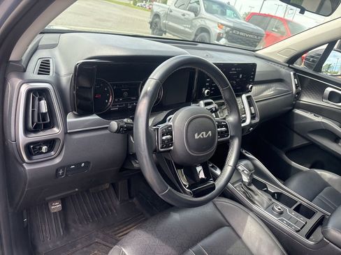 Used 2023 Kia Sorento S w/ Panoramic Sunroof Package image 3