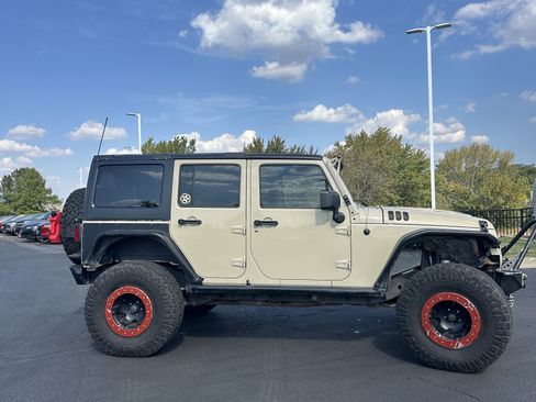 Used 2011 Jeep Wrangler Unlimited Rubicon image 4