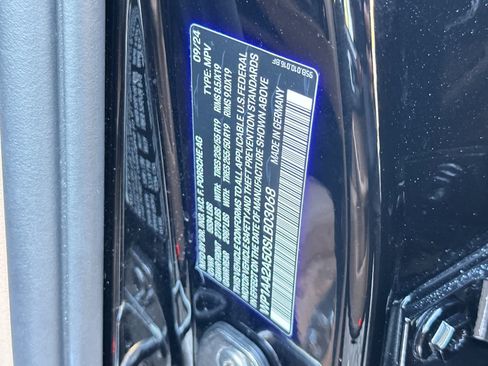 Certified 2025 Porsche Macan AWD/4WD image 33