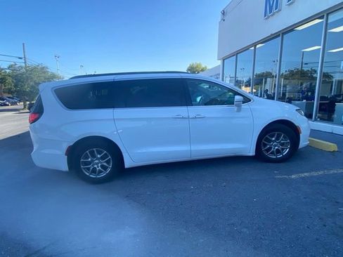 Used 2021 Chrysler Pacifica Touring w/ Uconnect Theater Family Group FWD image 1