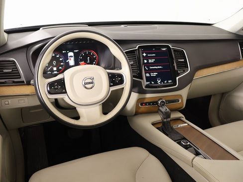 Used 2022 Volvo XC90 T5 Momentum image 2