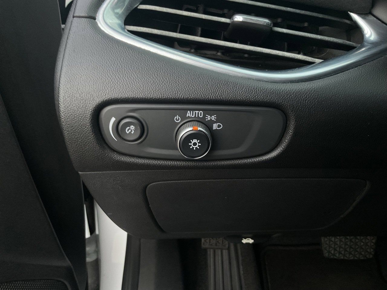 Used 2018 Chevrolet Malibu LT FWD image 18