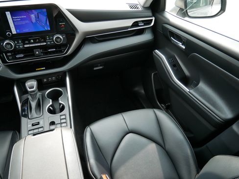 Used 2023 Toyota Highlander XLE AWD/4WD image 11