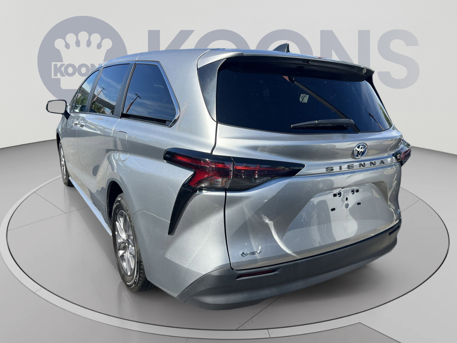 Used 2025 Toyota Sienna LE FWD image 2