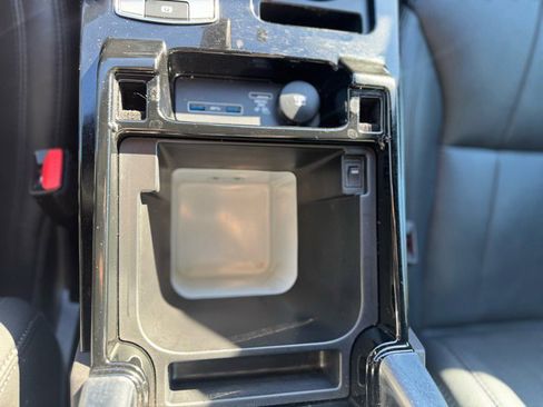 Used 2018 Land Rover Discovery HSE image 19