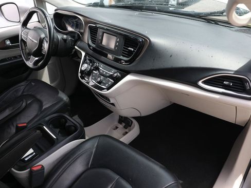 Used 2017 Chrysler Pacifica Touring-L FWD image 18