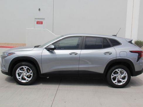 Used 2024 Chevrolet Trax LS w/ LS Convenience Package FWD image 8