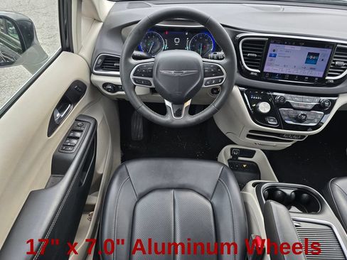 Used 2024 Chrysler Pacifica Touring-L FWD image 17