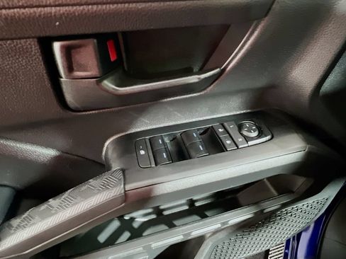 Certified 2025 Toyota Tacoma SR5 AWD/4WD image 17