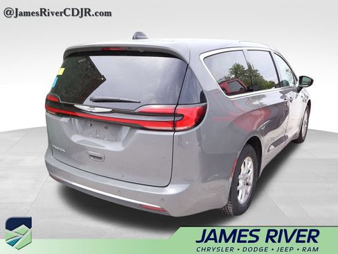 Used 2023 Chrysler Pacifica Touring-L FWD image 15