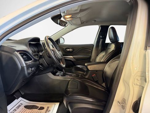 Used 2019 Jeep Cherokee Latitude Plus w/ Comfort/Convenience Group AWD/4WD image 12