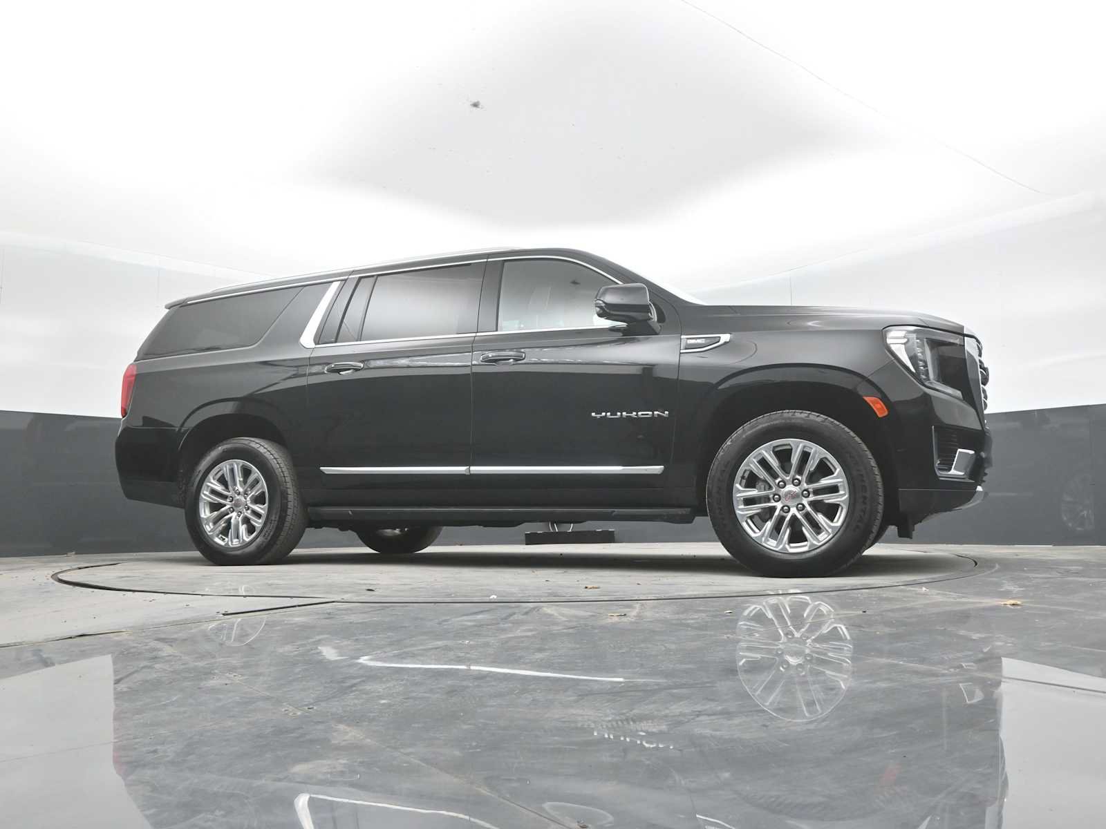 Used 2024 GMC Yukon XL SLT w/ SLT Luxury Package AWD/4WD image 44