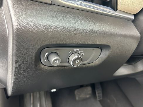 Used 2022 Chevrolet Traverse LS image 13