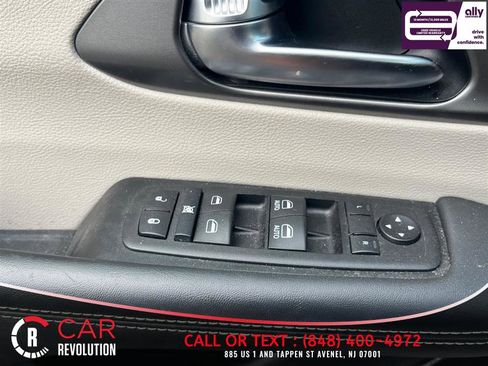 Used 2024 Chrysler Pacifica Touring-L FWD image 32