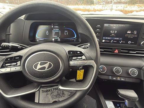 Used 2025 Hyundai Elantra SE image 28