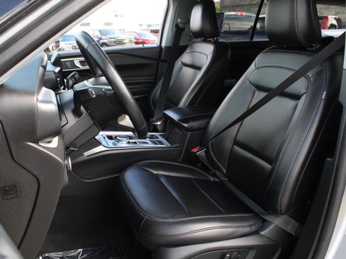 Used 2023 Ford Explorer XLT w/ Equipment Group 202A RWD image 17