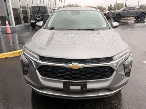 Used 2025 Chevrolet Trax LT w/ LT Convenience Package image 2