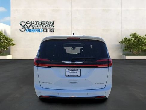 Used 2024 Chrysler Pacifica Limited FWD image 4