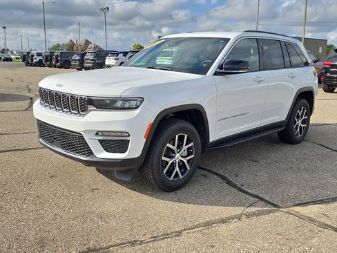Used 2024 Jeep Grand Cherokee Limited image 2