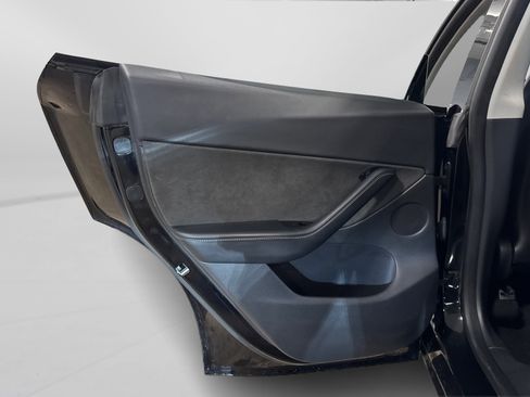 Used 2020 Tesla Model Y Long Range image 37