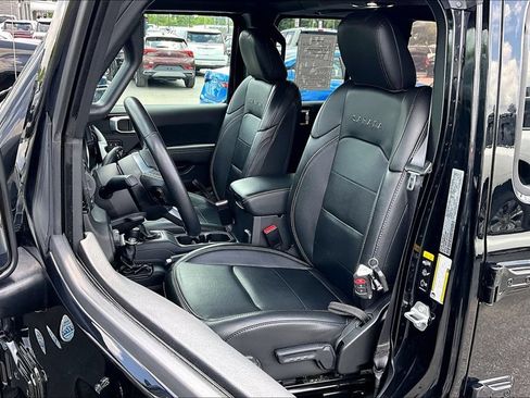 Used 2022 Jeep Wrangler Unlimited Sahara AWD/4WD image 23