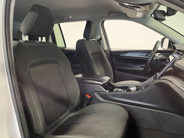 Used 2023 Jeep Grand Cherokee Laredo AWD/4WD image 10