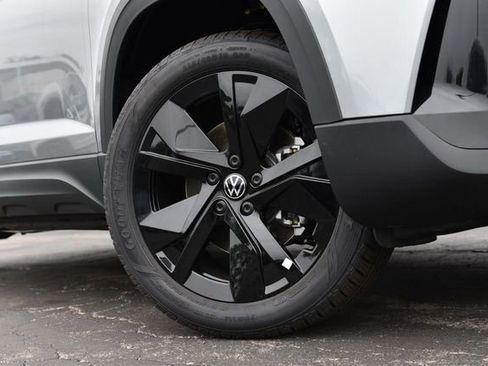 New 2026 Volkswagen Taos SE FWD image 3
