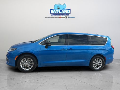 New 2026 Chrysler Pacifica Limited FWD image 2