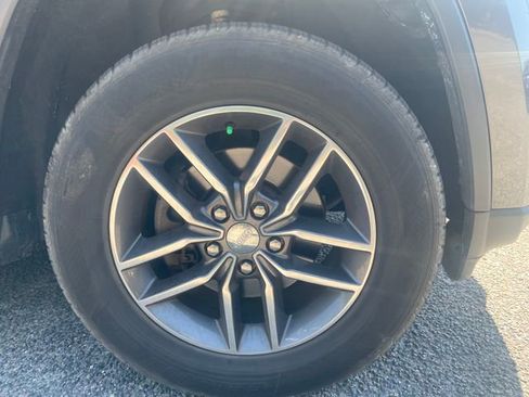 Used 2017 Jeep Grand Cherokee Limited AWD/4WD image 12