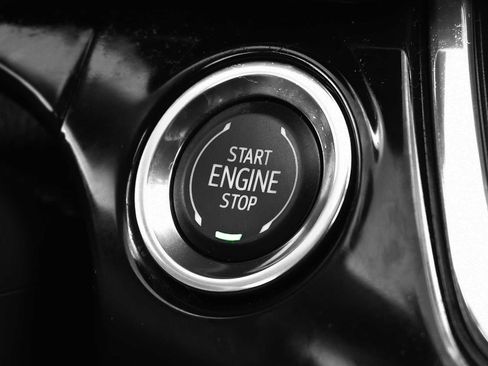 Used 2025 Chevrolet Trax RS w/ Sunroof Package image 17