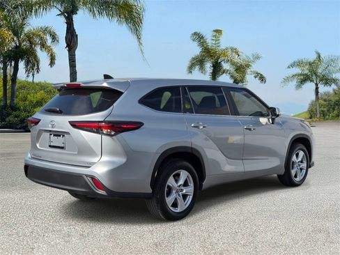 Used 2024 Toyota Highlander LE FWD image 4