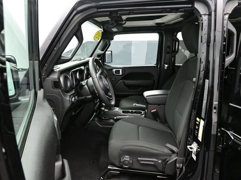 Used 2025 Jeep Wrangler Sahara image 13