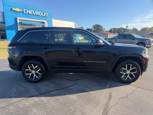 Used 2024 Jeep Grand Cherokee Limited AWD/4WD image 17