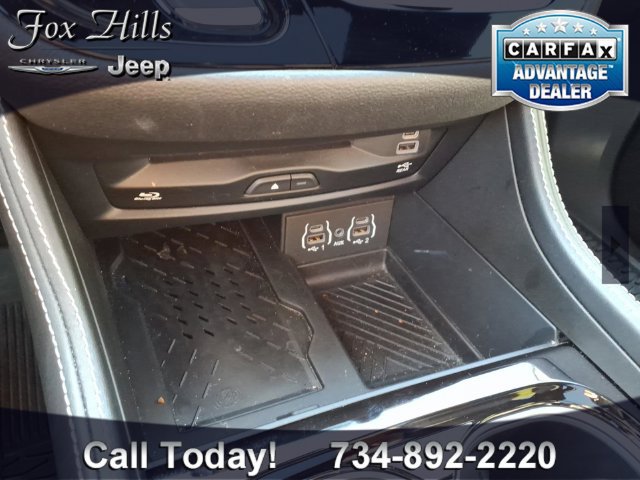 Certified 2025 Chrysler Pacifica Limited w/ Uconnect Theater Family Group FWD image 27