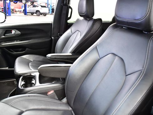 Used 2025 Chrysler Pacifica Select FWD image 10