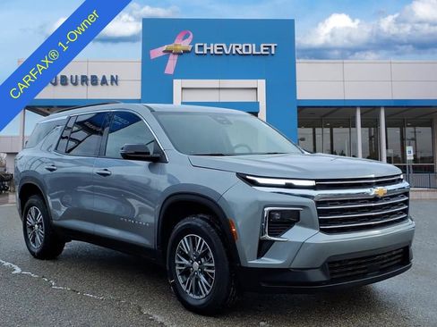 Used 2025 Chevrolet Traverse LT image 3