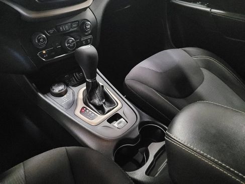 Used 2015 Jeep Cherokee Latitude w/ Comfort/Convenience Group AWD/4WD image 26