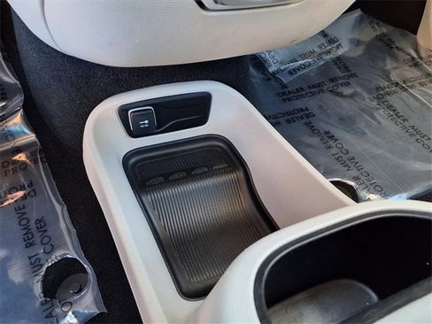 Used 2024 Chrysler Pacifica Touring-L image 19