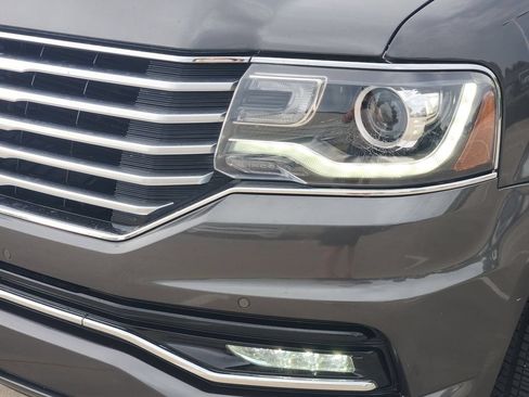 Used 2017 Lincoln Navigator Select RWD image 12