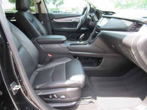 Used 2018 Cadillac XT5 Luxury w/ Driver Awareness Package AWD/4WD image 9