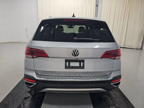 Used 2023 Volkswagen Taos SE FWD image 4