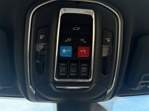 New 2025 Jeep Grand Cherokee Limited w/ Luxury Tech Group II image 32